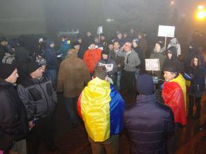 Circa 100 de manifestanţi s-au adunat luni seara în faţa Palatului Administrativ