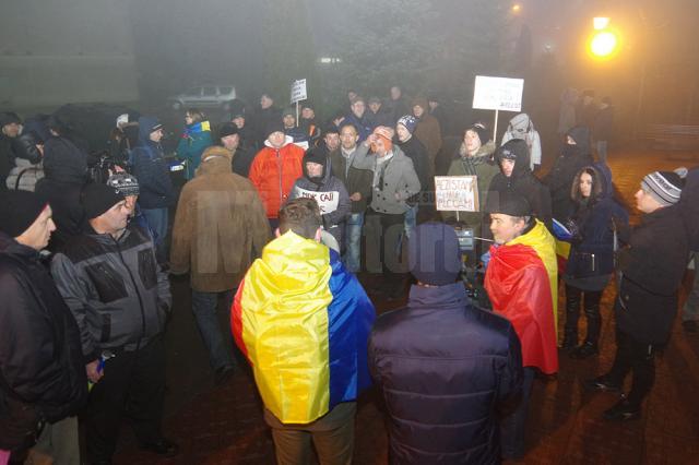 Circa 100 de manifestanţi s-au adunat luni seara în faţa Palatului Administrativ
