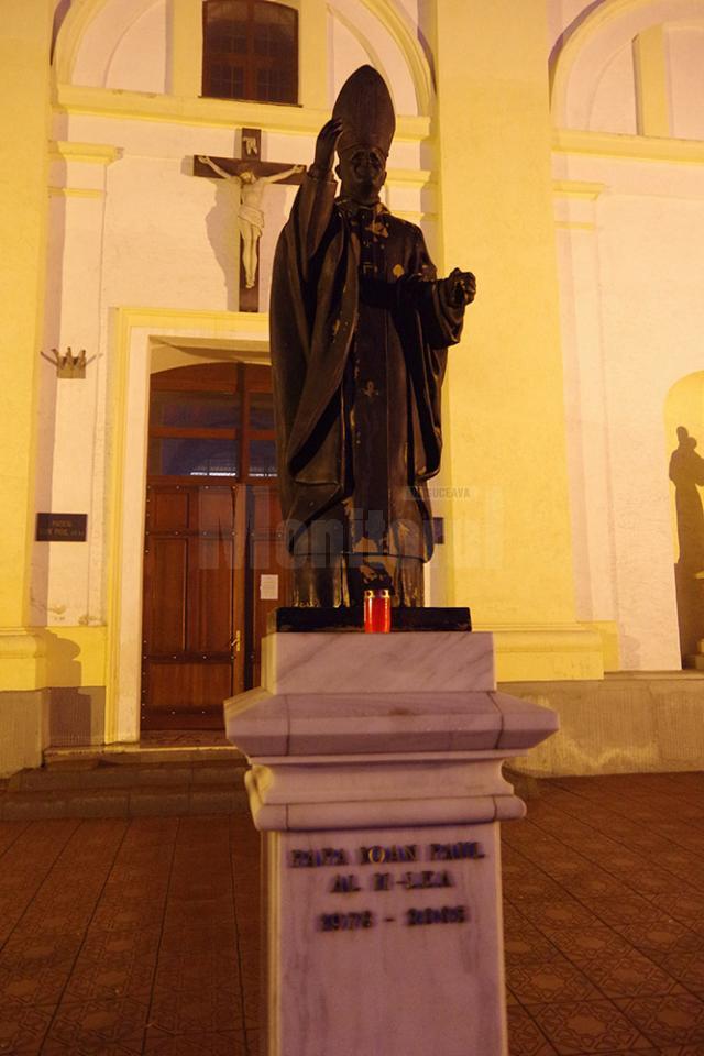 Statuia amplasată în faţa Bisericii Romano-Catolice „Sf. Ioan Nepomuk, fără cârjă arhierească
