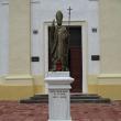 Statuia Papei Ioan Paul al II-lea din centrul municipiului Suceava a rămas fără cârja arhierească