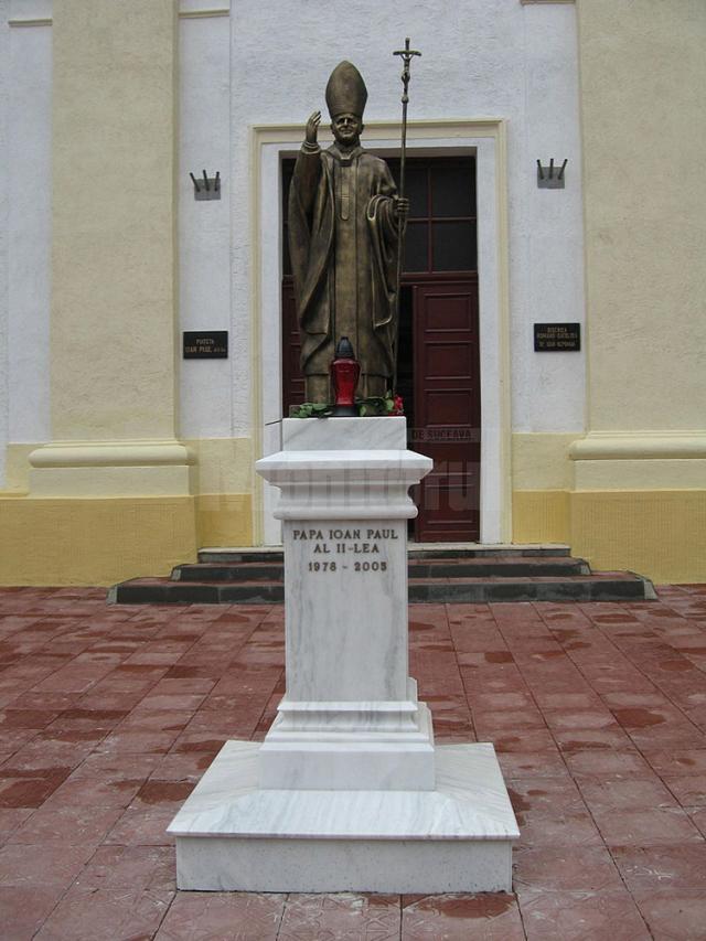 Statuia Papei Ioan Paul al II-lea din centrul municipiului Suceava a rămas fără cârja arhierească