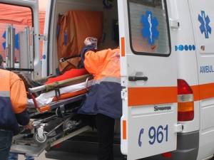 Pasagera din autoturism a fost transportată cu ambulanța la spital pentru acordarea de îngrijiri medicale