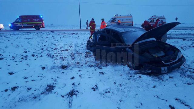 O maşină în care erau cinci oameni s-a răsturnat după ce şoferul, beat, a ratat o depăşire