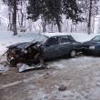 În urma impactului un autoturism Dacia a fost avariat grav, iar un altul l-a lovit la rândul său din spate, după ce nu a mai putut opri pe gheață și zăpadă
