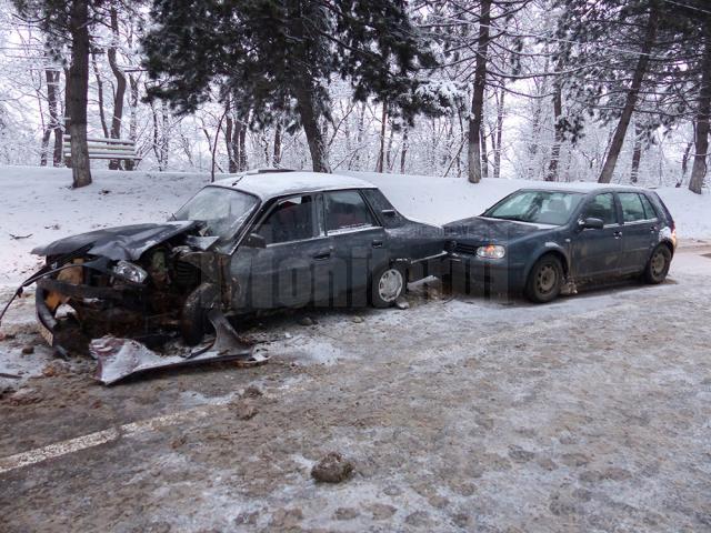 În urma impactului un autoturism Dacia a fost avariat grav, iar un altul l-a lovit la rândul său din spate, după ce nu a mai putut opri pe gheață și zăpadă