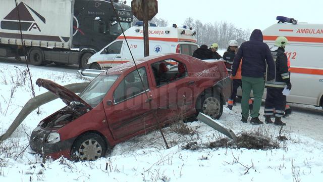 Dacia în care erau doi soţi şi fiica lor, aruncată de pe şosea de un tir