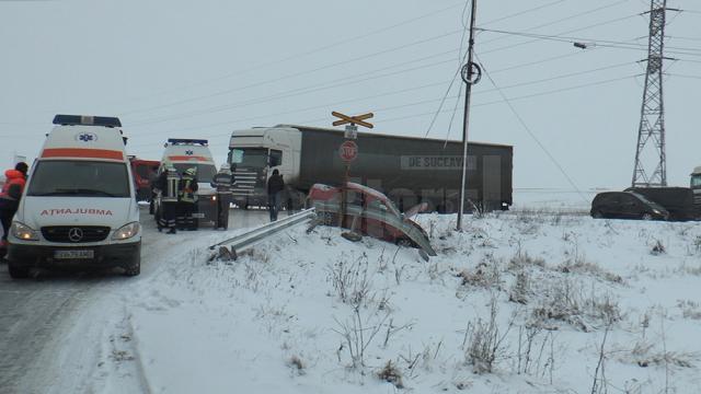 Dacia în care erau doi soţi şi fiica lor, aruncată de pe şosea de un tir