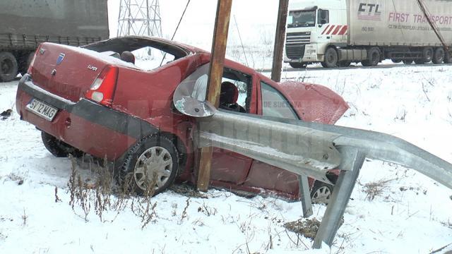 Dacia în care erau doi soţi şi fiica lor, aruncată de pe şosea de un tir