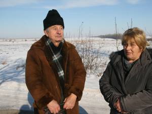 Elena Huțuleac și Radu Bilaus îl acuză pe Vasile Nicoară că și-a intabulat terenurile peste amplasamentul pământurilor moştenite de aceştia de la părinţi