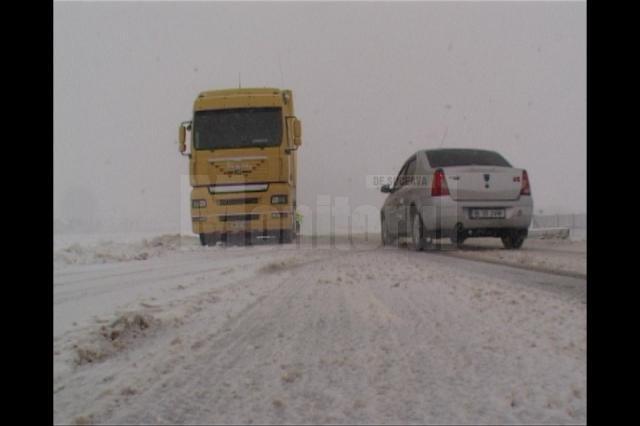 Material antiderapant insuficient şi circulaţie îngreunată în judeţ