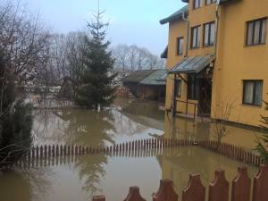 Sprijin financiar de la stat pentru locuitorii din Vatra Dornei ale căror case au fost inundate în urma topirii gheţurilor
