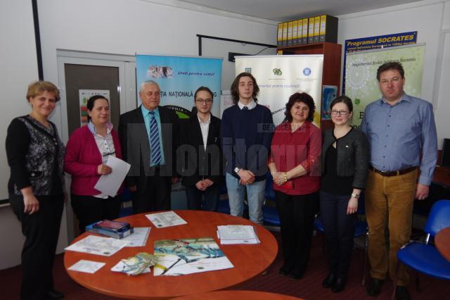 Tudor Lăzărescu și Radu Bouaru alături de reprezentanţii IŞJ şi profesorii îndrumători