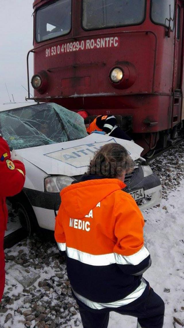 Un Logan al Poliţiei, făcut praf de trenul Bucureşti – Suceava