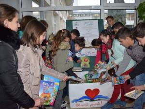 Peste 1.100 de cărți vor ajunge la copiii din Londra și Atena