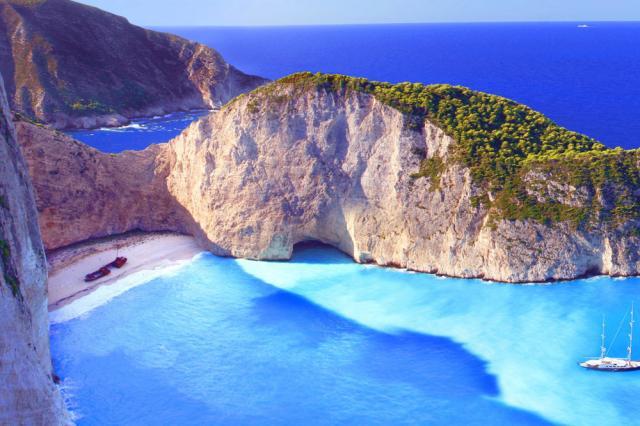 Una dintre cele mai cunoscute plaje din Zakynthos. Foto: www.discovergreece.com