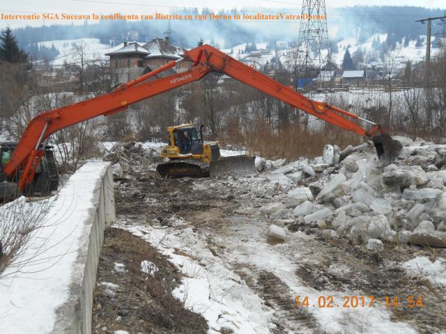 Mobilizare de forţe contra blocajelor de gheţuri de pe râurile Dorna şi Bistriţa