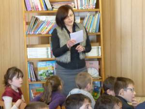 Elevii coordonați de prof. Iuliana Scutariu au pregătit câteva jocuri și exerciții în limba engleză pentru oaspeții care le-au oferit cărțile
