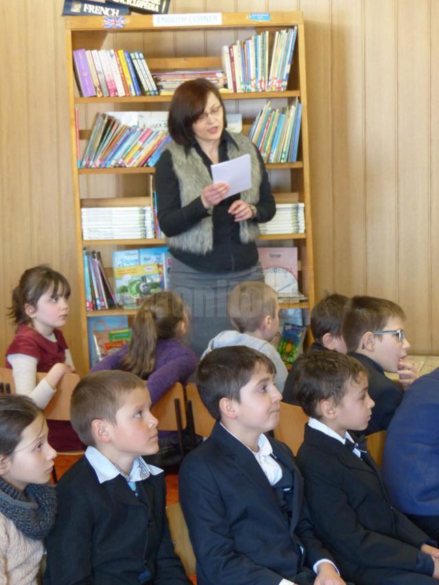 Elevii coordonați de prof. Iuliana Scutariu au pregătit câteva jocuri și exerciții în limba engleză pentru oaspeții care le-au oferit cărțile