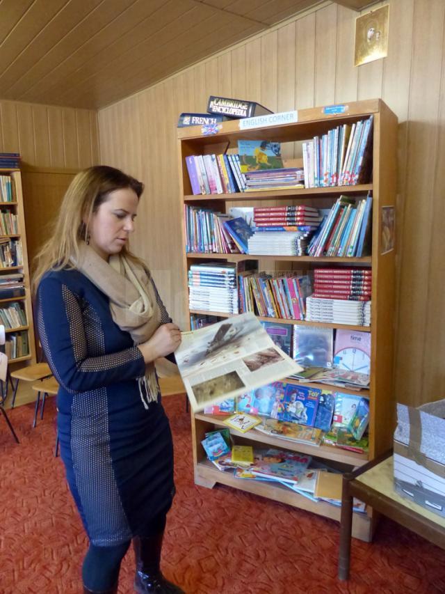 Din Londra la Suceava. Zeci de cărţi în limba engleză au fost donate şcolii din Herla