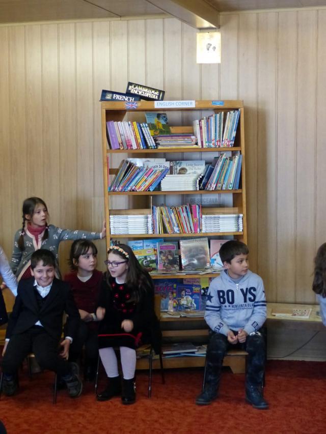 Din Londra la Suceava. Zeci de cărţi în limba engleză au fost donate şcolii din Herla