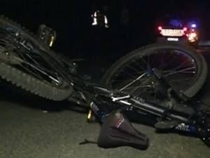 Bărbatul s-a aplecat după bicicletă, moment în care a fost izbit de un autoturism