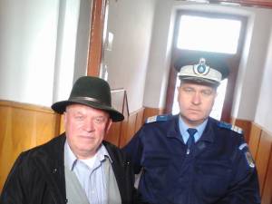 Gheorghe Boghean împreună cu subofițerul de jandarmi care a găsit borseta