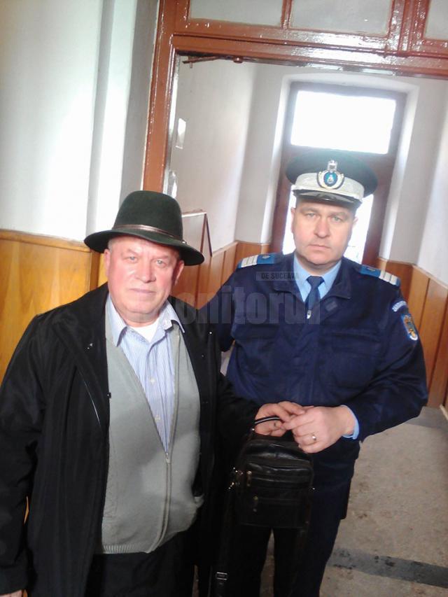 Gheorghe Boghean împreună cu subofițerul de jandarmi care a găsit borseta