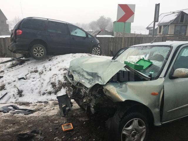 Două maşini, implicate într-un accident spectaculos la Boroaia