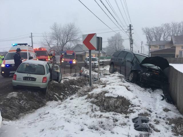 Două maşini, implicate într-un accident spectaculos la Boroaia