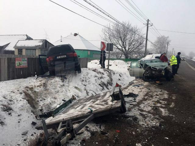 Trei răniţi şi două maşini distruse, în urma unui accident spectaculos produs la Boroaia