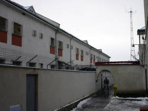 Tânărul era încarcerat la Penitenciarul Botoşani, unde avea de executat o pedeapsă de şapte ani