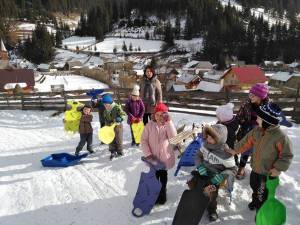 Concursul “Iarna la săniuş” a adunat la un loc copiii din Cârlibaba