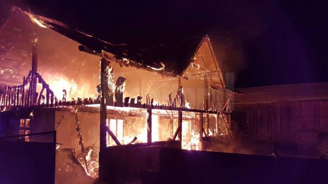 Casa familiei Belciug din satul Mihoveni, distrusă de incendiu