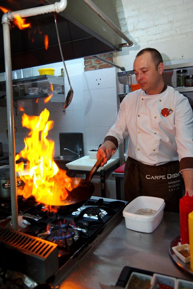 Concurenţii de la „Chefi la cuţite” gătesc pentru suceveni, la restaurantul Centru Vechi