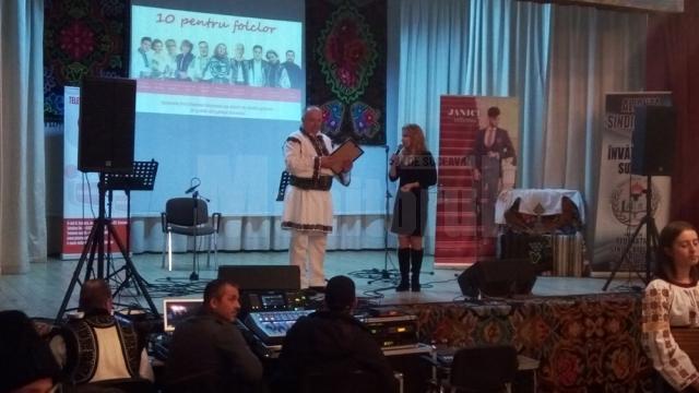 Primarul comunei Ciocănești, Radu Ciocan, și Mihaela Bârsan, iniţiatoarea proiectului "10 pentru folclor"