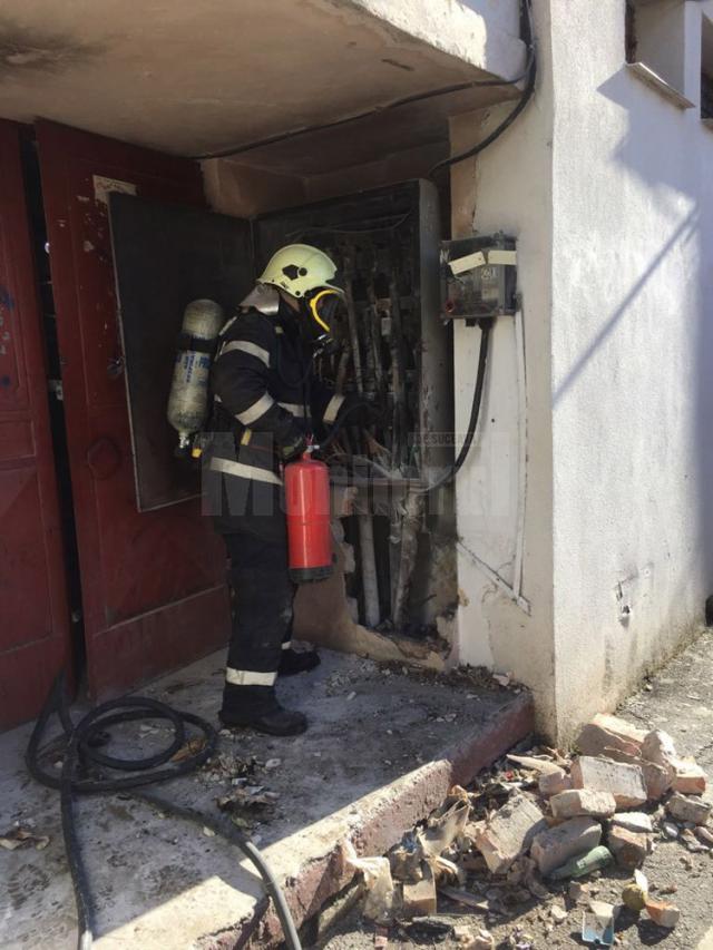 Incendiu la tabloul electric din casa scării unui bloc din Fălticeni