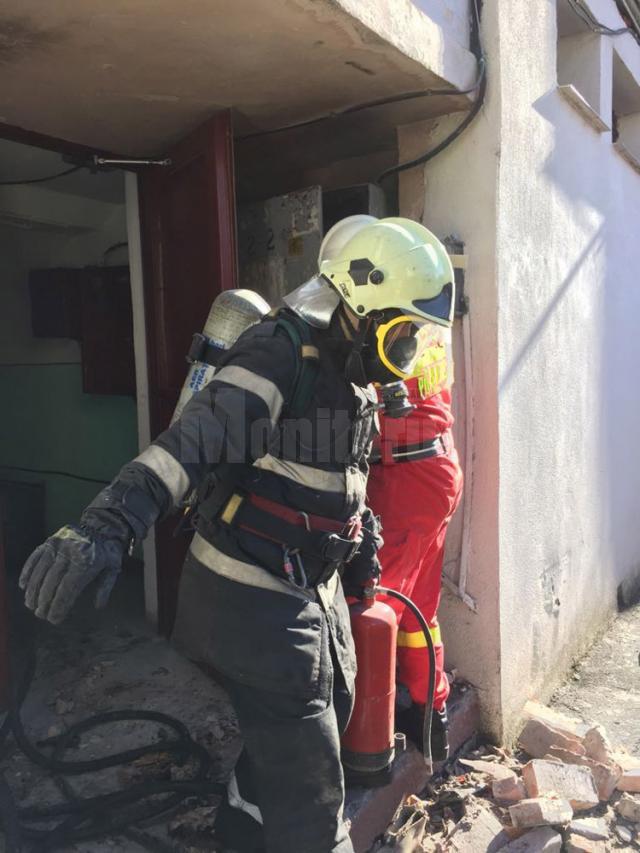 Incendiu la tabloul electric din casa scării unui bloc din Fălticeni