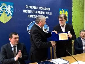 Mihai Pânzaru-PIM a primit din partea prefectului, vineri, în şedinţa Colegiului Prefectural, diploma de excelenţă drept recunoaştere ”a activităţii excepţionale”