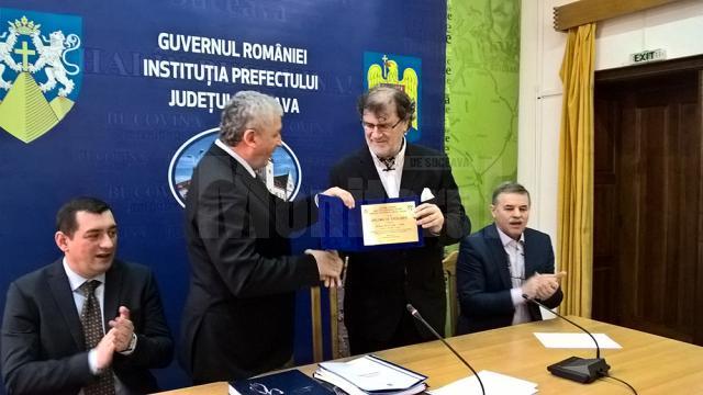Mihai Pânzaru-PIM a primit din partea prefectului, vineri, în şedinţa Colegiului Prefectural, diploma de excelenţă drept recunoaştere ”a activităţii excepţionale”