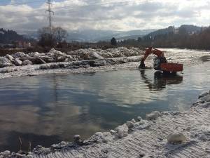 Lucrările de îndepărtare a podurilor de gheață de la confluența râurilor Dorna și Bistriţa