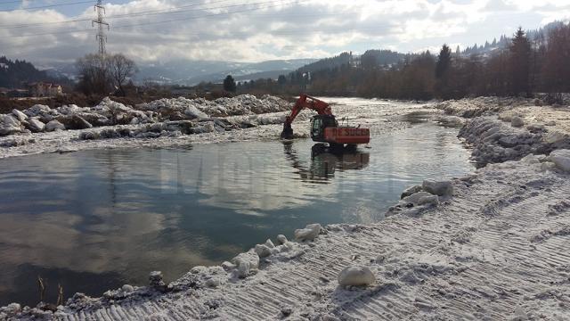 Lucrările de îndepărtare a podurilor de gheață de la confluența râurilor Dorna și Bistriţa