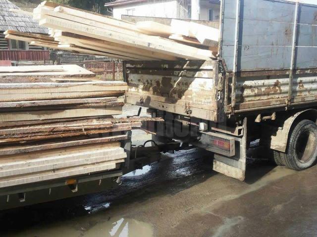 Camion cu lemn fără acte, oprit de jandarmi la Câmpulung