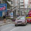 Doua ambulanțe i-au preluat pe răniți de la locul accidentului, iar traficul a fost blocat o perioadă pe doua benzi