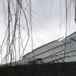 Acoperişul de tablă al fostului Centru de Proiectări a fost afectat de vântul puternic, fiind nevoie de ancorarea sa