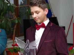 Premiul I şi Trofeul Concursului de interpretare instrumentală „Cel mai bun interpret” au fost obţinute de elevul Oliviu Daniel Bobu