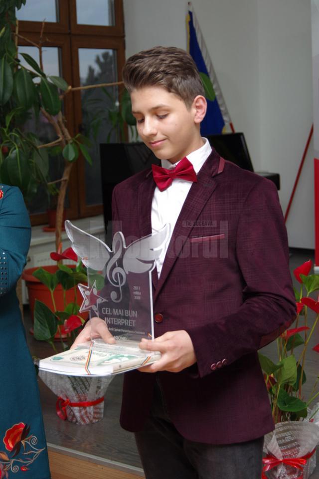 Premiul I şi Trofeul Concursului de interpretare instrumentală „Cel mai bun interpret” au fost obţinute de elevul Oliviu Daniel Bobu