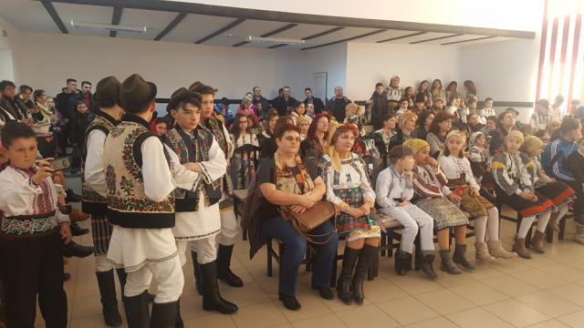 Caravana „10 pentru folclor” a adus cântec, joc şi voie bună la Căminul cultural din Sfântu Ilie