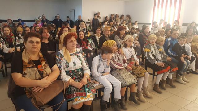 Caravana „10 pentru folclor” a adus cântec, joc şi voie bună la Căminul cultural din Sfântu Ilie