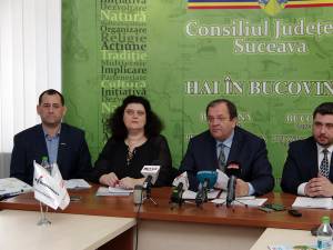 Oficialii Kusadasi și Air Bucharest împreună cu preşedintele CJ Suceava, Gheorghe Flutur