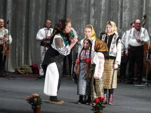 Sofia Vicoveanca alături de cele patru fetițe ale familiei Belciug